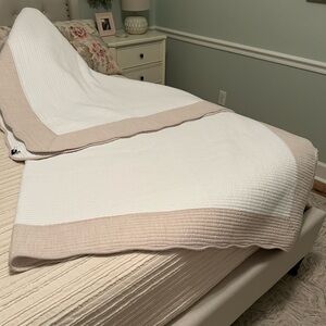 TAHARI
Cotton F/Q Scalloped Edge Quilted Coverlet